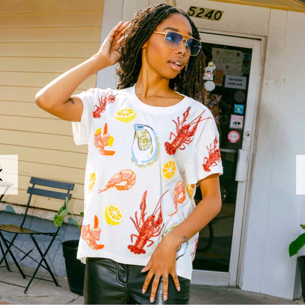 NWT Queen of Sparkles Louisiana Seafood themed Tee, size Medium